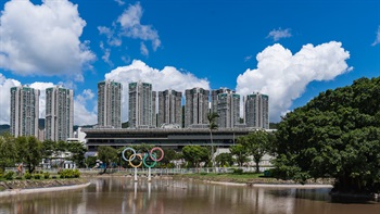 公园内有广阔的草坪、茂盛的植物和三个人工湖。多种水禽都在湖中栖息，包括鸭、鹅和天鹅。